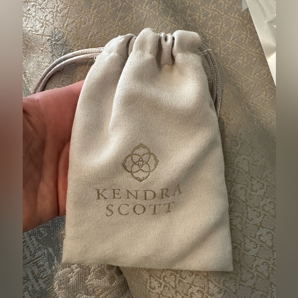 Gold Kendra Scott Bracelet With Iridescent Drusy Pendant - Picture 4 of 4